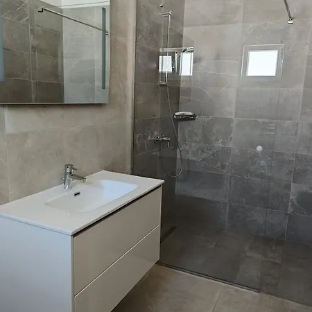 Luxury 1 *